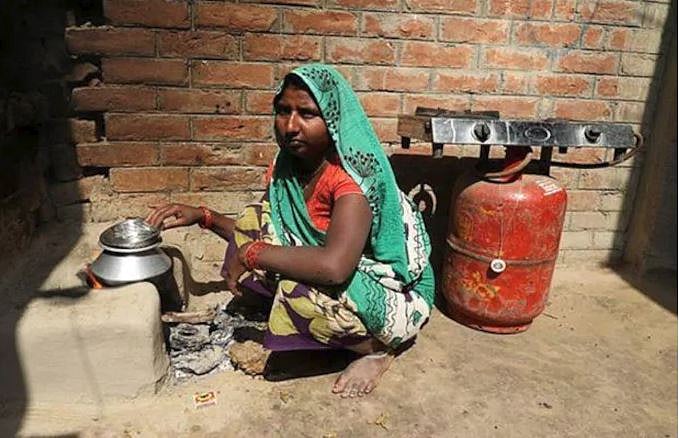 مودی حکومت کی ایک اور ناکامی، ’اُجولا یوجنا‘ سے مستفید 85 فیصد گھروں میں اب بھی جل رہے چولہے