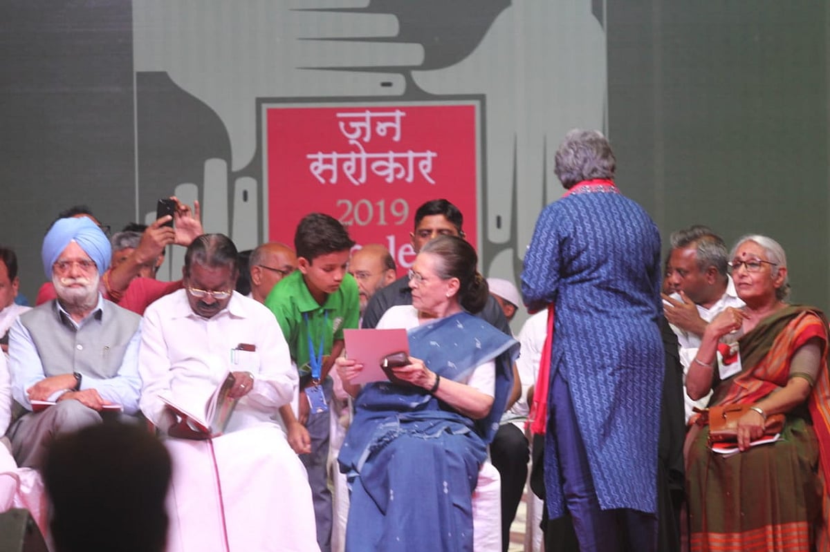 موجودہ حکومت نے آئینی اقدار کو تباہ کر دیا، ہمیں اس کو پھر سے قائم کرنا ہوگا: سونیا گاندھی