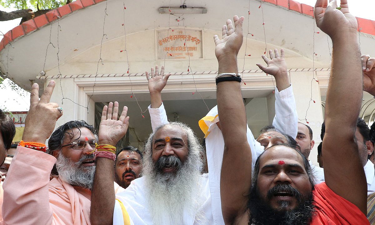 ایس پی کی پونم سنہا اور کانگریس کے پرمود کرشنم نے لکھنؤ سے پرچہ نامزدگی داخل کیا