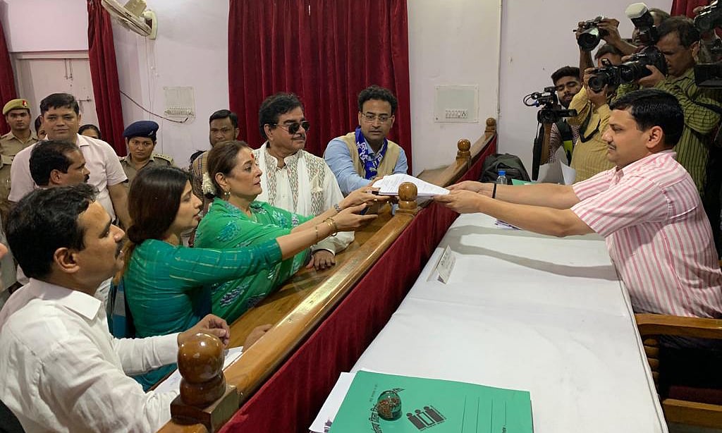 ایس پی کی پونم سنہا اور کانگریس کے پرمود کرشنم نے لکھنؤ سے پرچہ نامزدگی داخل کیا