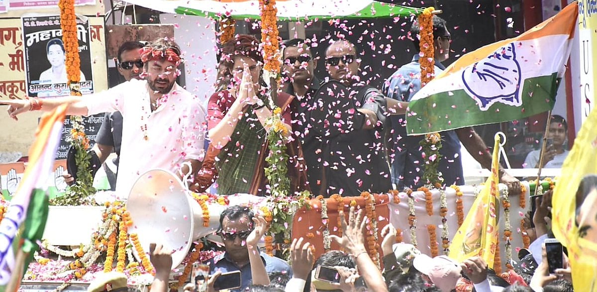 مرزا پور میں پرینکا گاندھی کا روڈ شو، امنڈ پڑا جم غفیر