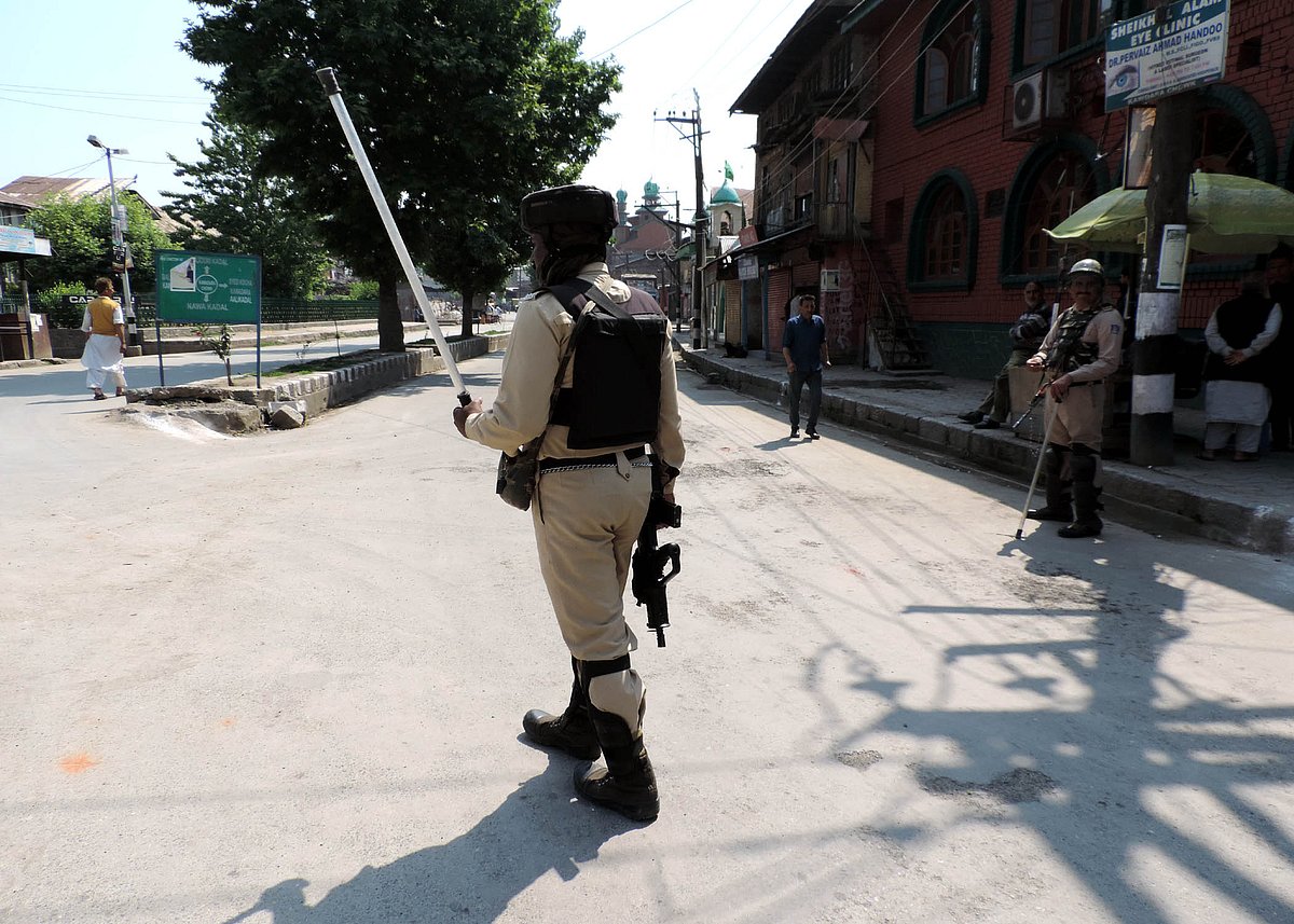 جموں و کشمیر: میر واعظ فاروق اور عبدالغنی لون کی برسی پر مکمل ہڑتال، کرفیو جیسی پابندیاں