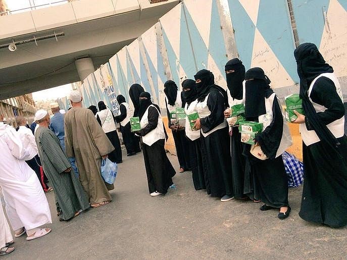 اللہ کے مہمانوں کی خدمت کے جذبے سے سرشار، بیت اللہ کی خاتون خدام