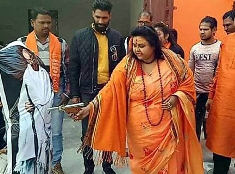 گاندھی کے پُتلے کو گولی مارنے والی پوجا شکون نے ٹاپرس طلبا میں تقسیم کئے چاقو اور تلوار