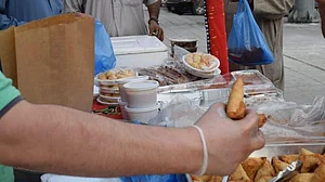 عوامی کھابوں کی فروخت کے لئے صدا لگا کر سودا بیچنے کا انداز بھی مخصوص کلچر کی عکاسی کرتا ہے