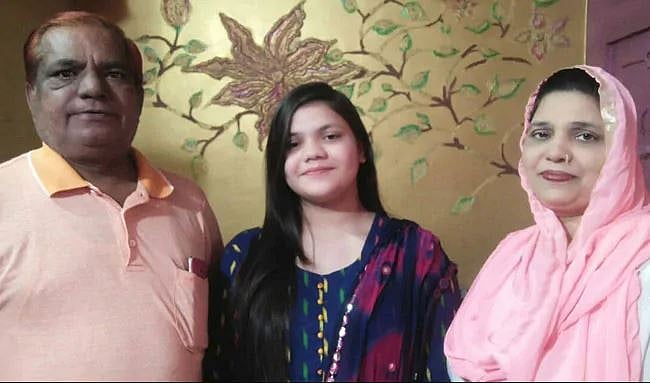 دہلی: CBSE بارہویں میں اوّل آنے والی شیف کی بیٹی ثنا نیاز بننا چاہتی ہیں آئی اے ایس افسر