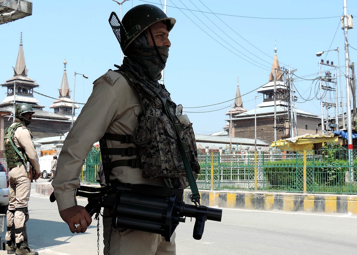 جموں و کشمیر: میر واعظ فاروق اور عبدالغنی لون کی برسی پر مکمل ہڑتال، کرفیو جیسی پابندیاں