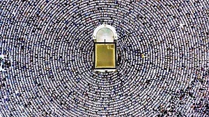 سبحان اللہ! کعبہ مشرفہ کے گرد سجدوں میں گرے فرزندان توحید کے  سروں کا لا متناہی ہالہ