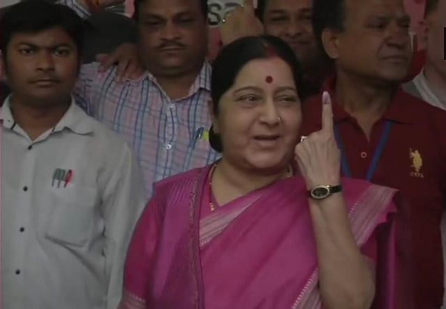 فوٹو اسٹوری: راہل-سونیا سمیت ان قدآور لیڈران نے کی ووٹنگ