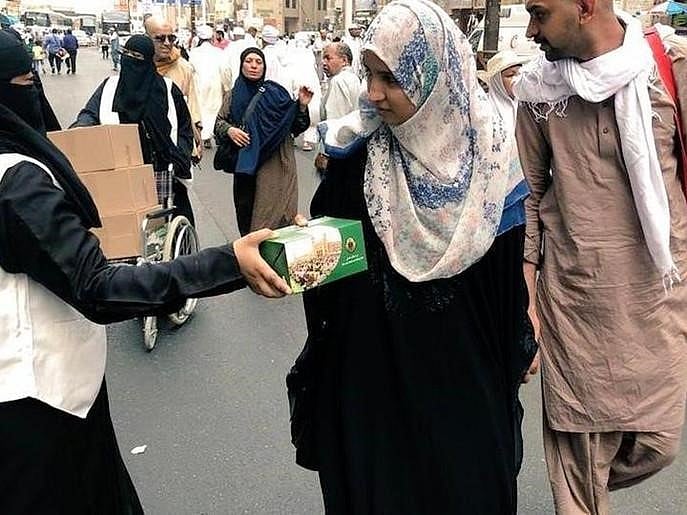 اللہ کے مہمانوں کی خدمت کے جذبے سے سرشار، بیت اللہ کی خاتون خدام