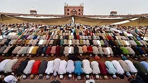 تصویری جھلکیاں: جمعۃ الوداع پر نماز جمعہ کی ادائیگی کے روح پرور مناظر