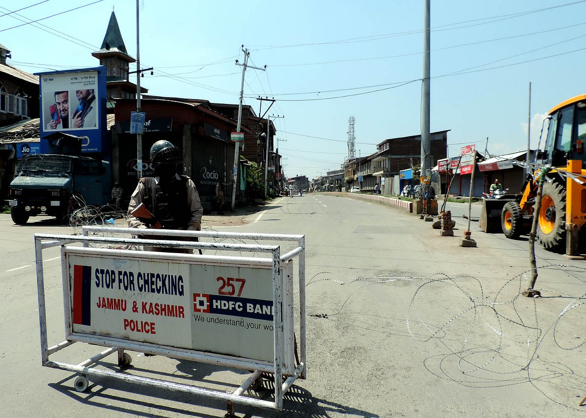 جموں و کشمیر: میر واعظ فاروق اور عبدالغنی لون کی برسی پر مکمل ہڑتال، کرفیو جیسی پابندیاں