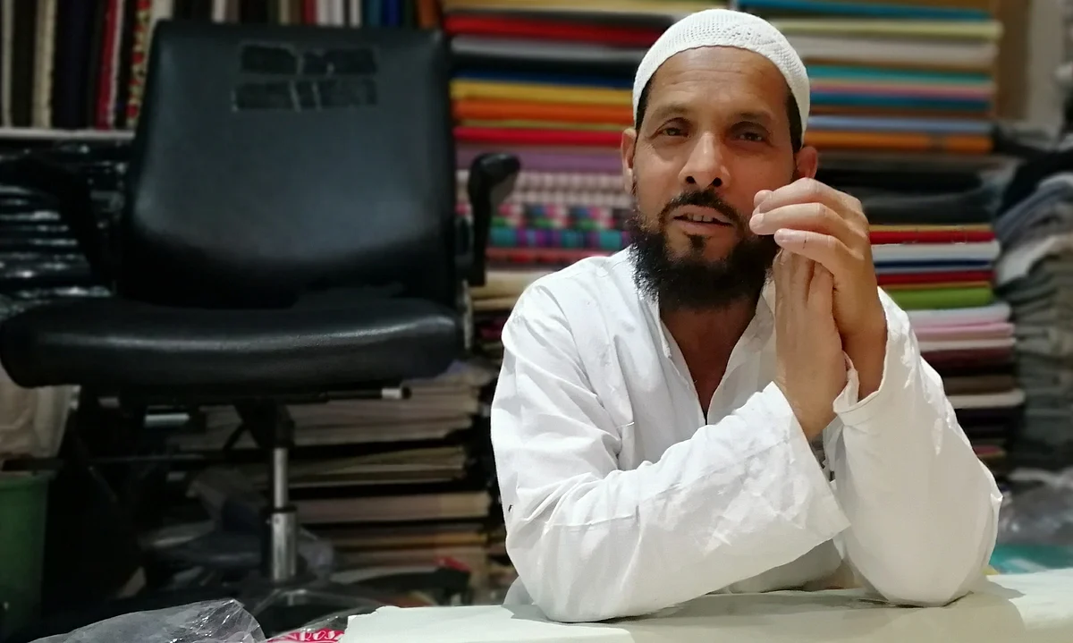 کپڑے کی دکان چلانے والے انوار احمد / تصویر - آس محمد