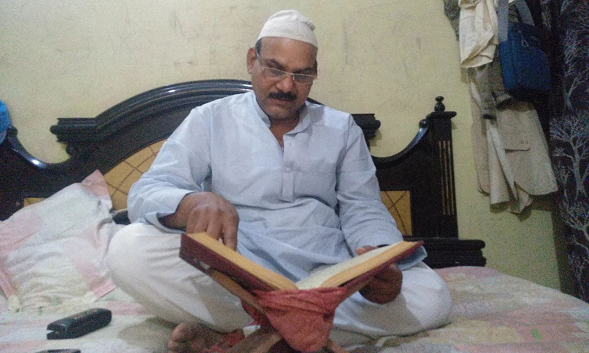 قرآن کریم کی تلاوت کرتے فاروق میواتی / تصویر - آس محمد