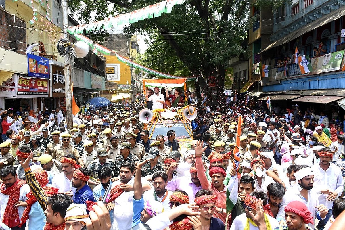 مرزا پور میں پرینکا گاندھی کا روڈ شو، امنڈ پڑا جم غفیر