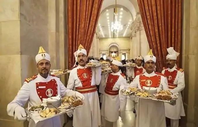 حلف برداری کی تقریب کے بعد عشائیہ میں مرغ اور مچھلی، 8 ہزار مہمانوں کا انتظام 