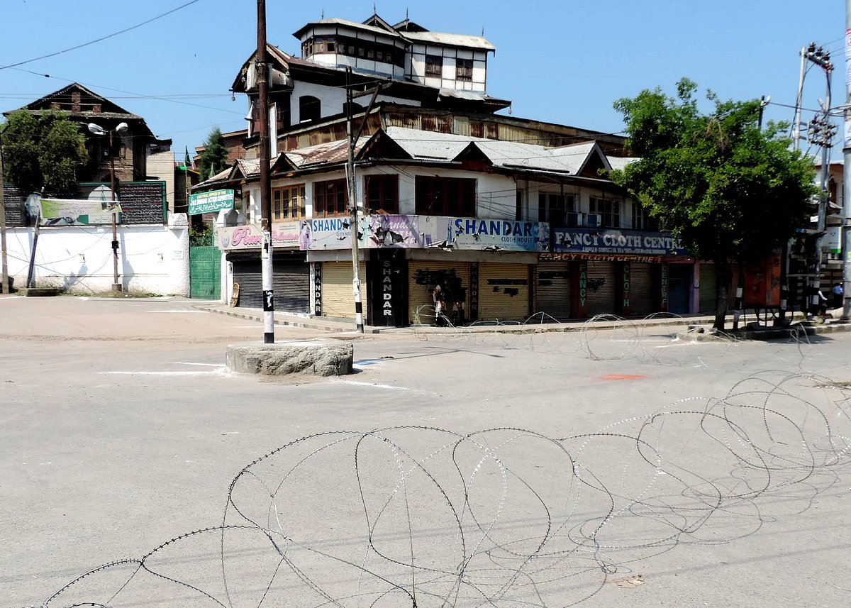 جموں و کشمیر: میر واعظ فاروق اور عبدالغنی لون کی برسی پر مکمل ہڑتال، کرفیو جیسی پابندیاں