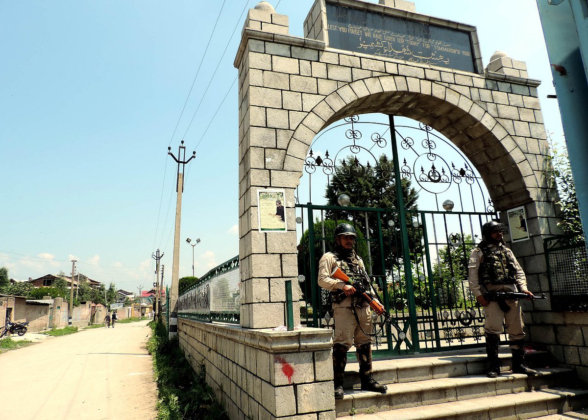 جموں و کشمیر: میر واعظ فاروق اور عبدالغنی لون کی برسی پر مکمل ہڑتال، کرفیو جیسی پابندیاں