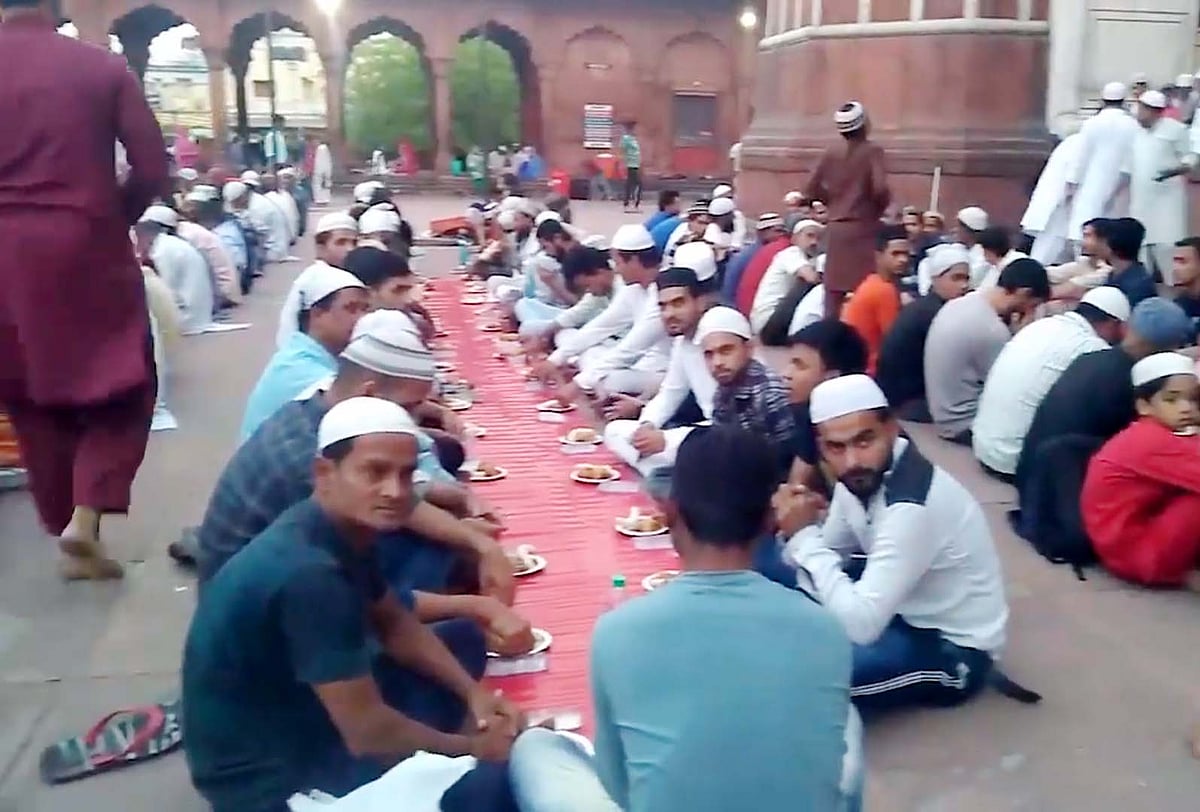 ویڈیو: جامع مسجد دہلی میں افطار کا روح پرور نظارہ اور بازار کی رونق