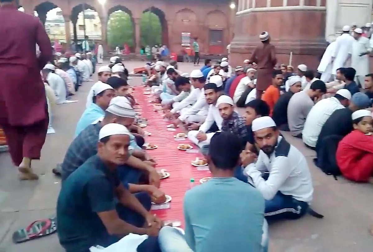 ویڈیو: جامع مسجد دہلی میں افطار کا روح پرور نظارہ اور بازار کی رونق
