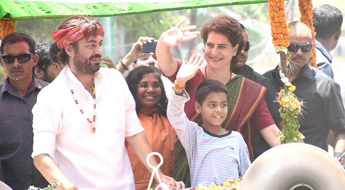 مرزا پور میں پرینکا گاندھی کا روڈ شو، امنڈ پڑا جم غفیر