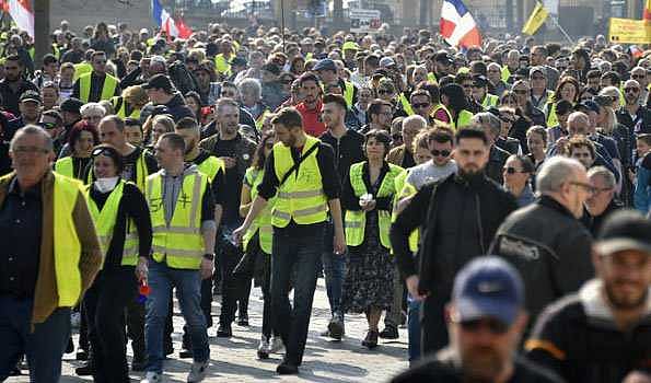 فرانس میں ’یلو ویسٹ‘ ریلیوں کا سلسلہ جاری، 10000  افراد کی شرکت