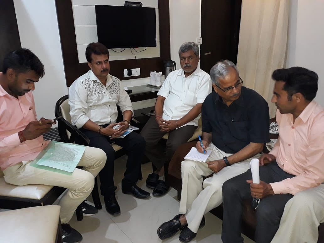 ’پولس والوں نے میرا سر پیروں سے دبا لیا اور ایس او نے منھ میں پیشاب کر دیا‘