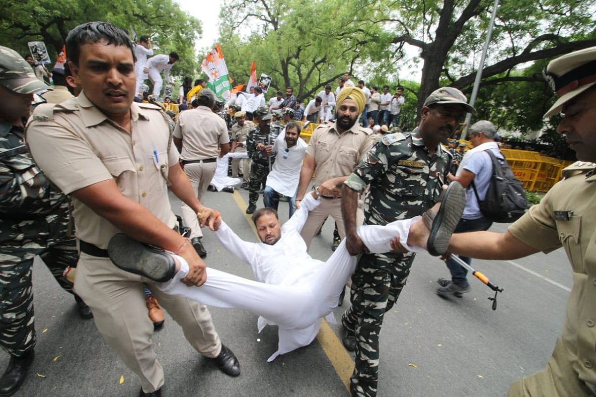 چمکی بخار: مرکزی وزیر صحت کی رہائش پر یوتھ کانگریس کا مظاہرہ