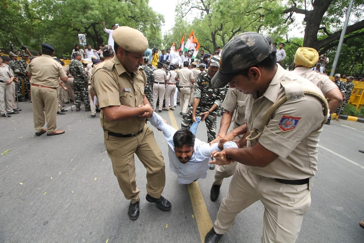 چمکی بخار:  مرکزی وزیر صحت کی رہائش پر یوتھ کانگریس کا مظاہرہ