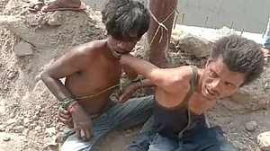 چوری کے الزام میں 2 لوگوں کی تپتی دھوپ میں کپڑا اتار کر ہوئی پٹائی، ویڈیو وائرل