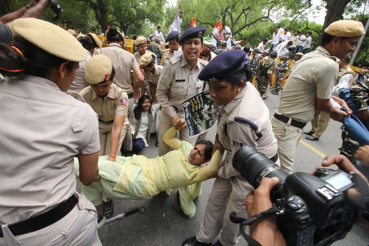 چمکی بخار:  مرکزی وزیر صحت کی رہائش پر یوتھ کانگریس کا مظاہرہ