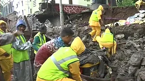 پونے میں بارش سے گری دیوار، 17 افراد جاں بحق