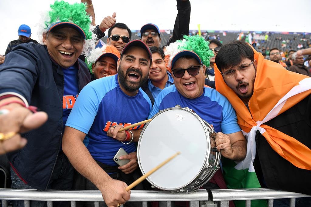 اولڈ ٹریفرڈ کے میدان پر فینز کا جنون عروج پر پہنچ گیا ہے۔