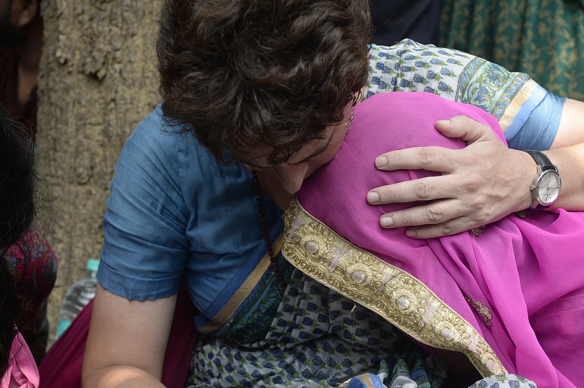 سون بھدر واقعہ: پرینکا گاندھی کا دھرنا ختم، کہا- ’انصاف کی لڑائی لڑتی رہونگی‘