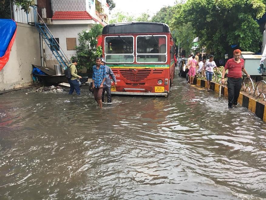 ممبئی میں زبردست بارش،  اسکول بند کرنے کا اعلان، ہائی ٹائڈ الرٹ 