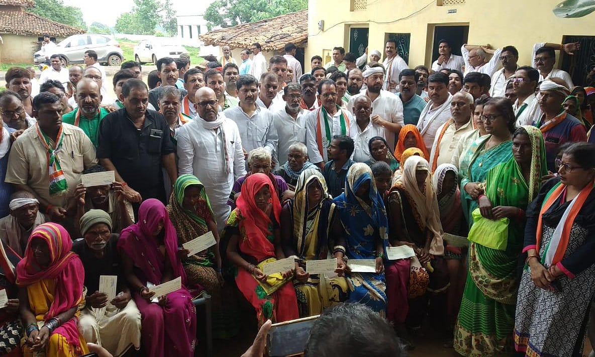 سون بھدر: متاثرین کے زخموں پر کانگریس کا مرہم، پرینکا کے اعلان پر 10-10 لاکھ کے چیک تقسیم