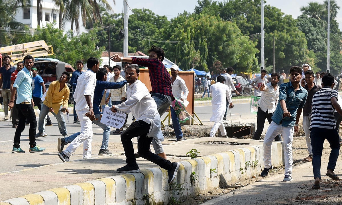 پٹنہ: آر جے ڈی ’اسٹوڈنٹ ونگ‘ کے کارکنان پر لاٹھی چارج، 8 سے زائد زخمی