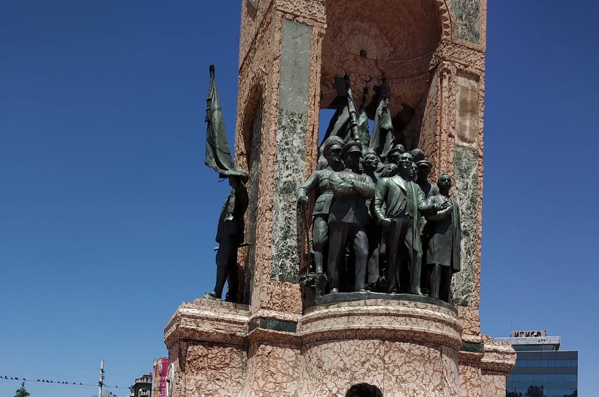 سفر نامہ: استنبول کا تکسیم اسکوائر، پوری دنیا کے لوگوں کے لئے شاپنگ کا مرکز... سید خرم رضا