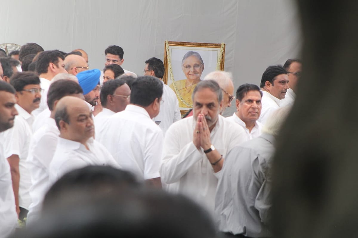 دہلی کے نگم بودھ گھاٹ پر شیلا دیکشت کی آخری رسومات ادا