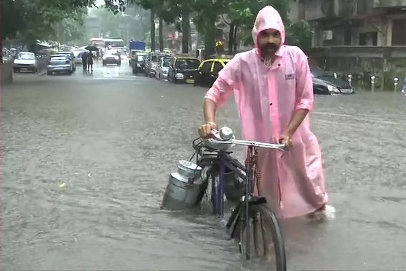 ممبئی میں پھر آفت خیز بارش، کئی علاقے زیر آب، ریل اور ہوائی سفر متاثر