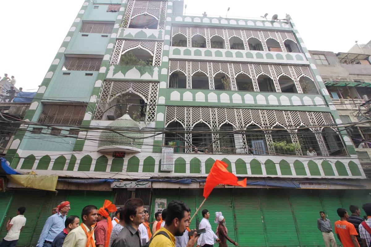 پرانی دہلی: حوض قاضی میں کشیدگی کے بعد دیکھنے کو ملی ہندو-مسلم اتحاد کی دلچسپ تصویر