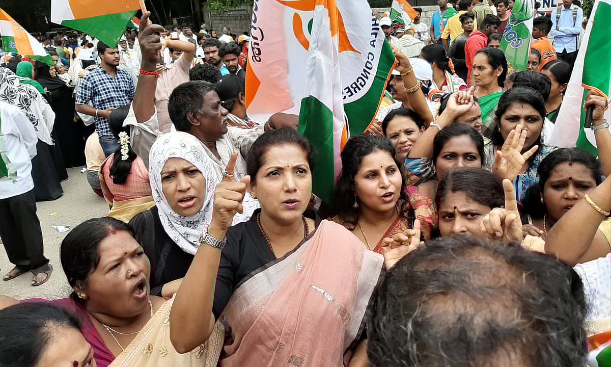 کرناٹک میں سیاسی بحران جاری، مظاہرہ کے دوران غلام نبی آزاد سمیت کئی کانگریسی رہنما حراست میں