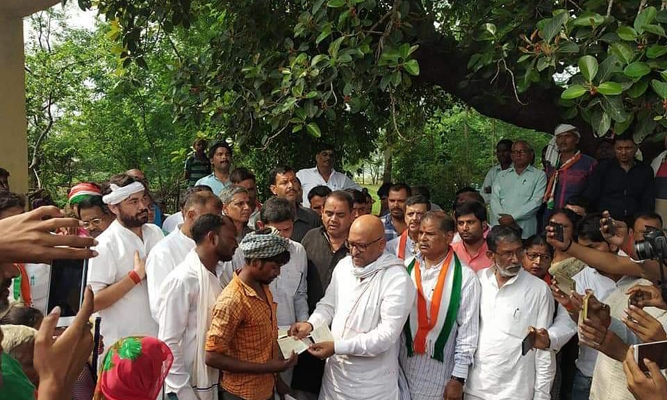 سون بھدر: متاثرین کے زخموں پر کانگریس کا مرہم، پرینکا کے اعلان پر 10-10 لاکھ کے چیک تقسیم