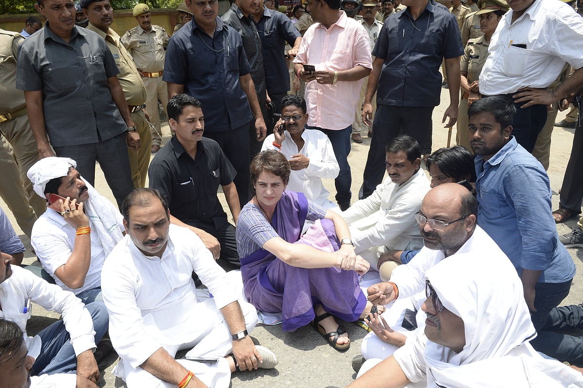 یوگی کی پولس نے پرینکا گاندھی کو لیا حراسَت میں، راہل نے کارروائی کو بتایا غیر قانونی