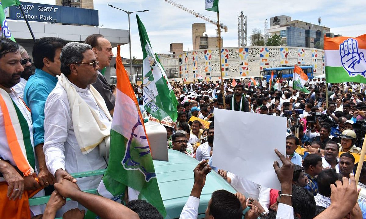 کرناٹک میں سیاسی بحران جاری، مظاہرہ کے دوران غلام نبی آزاد سمیت کئی کانگریسی رہنما حراست میں