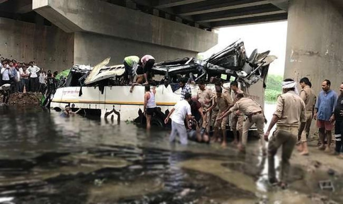 جمنا ایکسپریس وے پر خوفناک سڑک حادثہ، بس میں سوار 29 لوگوں کی موت