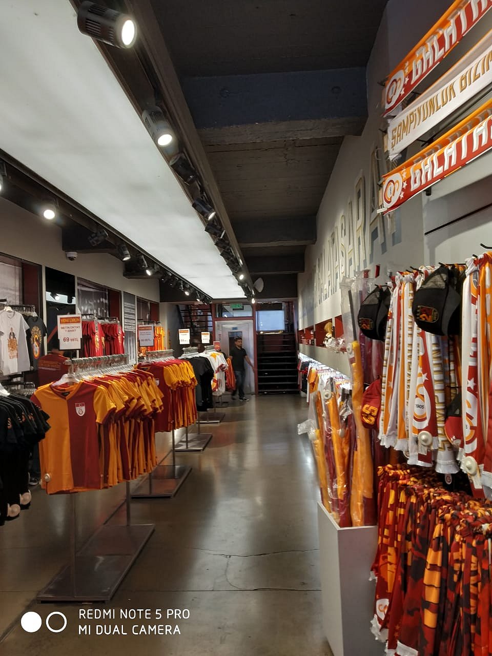 سفر نامہ: استنبول کا تکسیم اسکوائر، پوری دنیا کے لوگوں کے لئے شاپنگ کا مرکز... سید خرم رضا