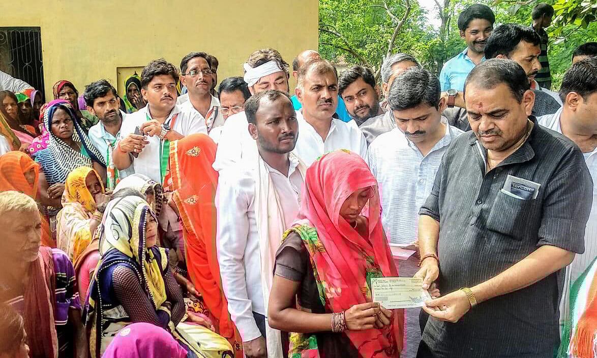 سون بھدر: متاثرین کے زخموں پر کانگریس کا مرہم، پرینکا کے اعلان پر 10-10 لاکھ کے چیک تقسیم
