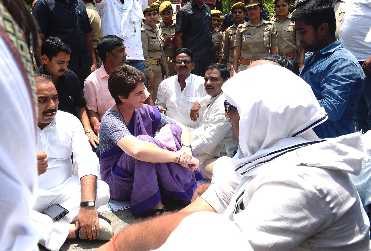 یوگی کی پولس نے پرینکا گاندھی کو لیا حراسَت میں، راہل نے کارروائی کو بتایا غیر قانونی