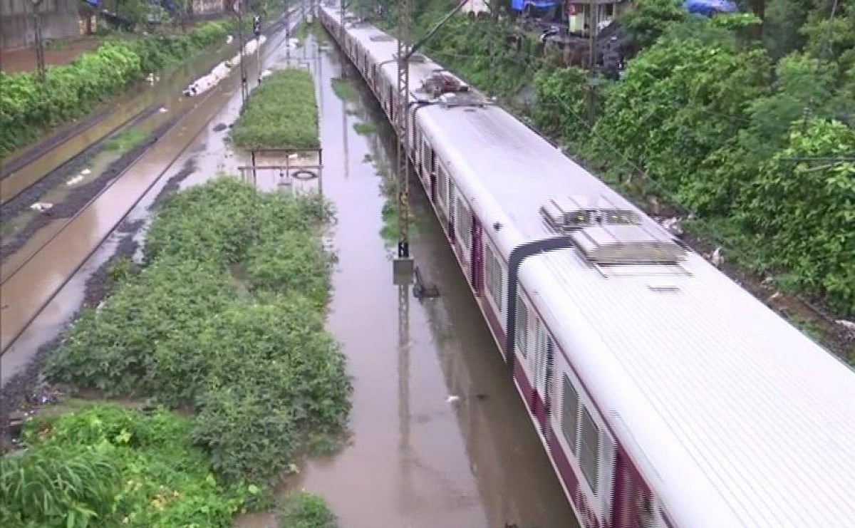 ممبئی میں پھر آفت خیز بارش، کئی علاقے زیر آب، ریل اور ہوائی سفر متاثر